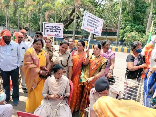 भूपेश सरकार द्वारा अघोषित आपातकाल जैसी परिस्थिति उत्पन्न कर धरना-प्रदर्शन पर रोक लगाने हेतु काले कानून लागू करने के विरुद्ध भाजपा के राज्यव्यापी #जेल_भरो_आंदोलन में शामिल होकर गिरफ्तारी दी।