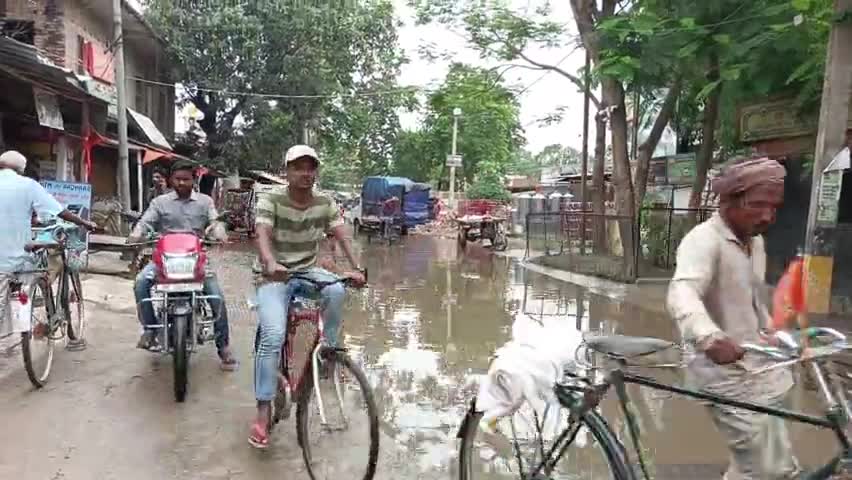 आज़मनगर: #सालमारी  थाना क्षेत्र के अंतर्गत सालमारी स्वास्थ्य केंद्र के आगे जल जमा होने से छात्र छात्राओं को हो रही @है परेशानी