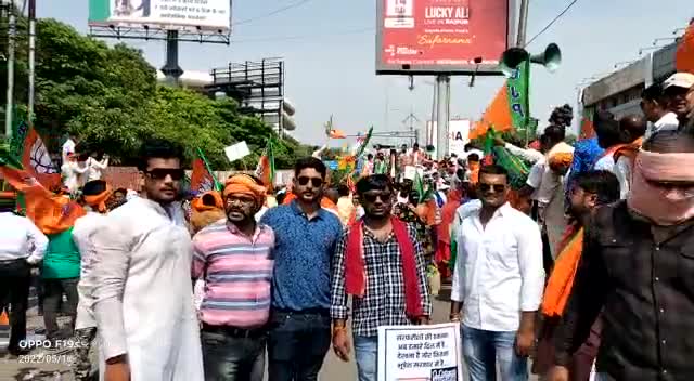 "सत्ता की हनक है तुम्हें, तो हमें भी तुम्हें झुकाना आता है
दबाओगे तुम आवाजें कितनी, हमें भी चिल्लाना आता है"

नाकामयाबियां छुपाने, कितने ही काले कानून ले आओ
तुम्हें तख्त पर बिठाने वालों को, नीचे गिराना भी आता है
#जेल_भरो_आंदोलन