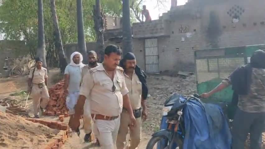 #दरवाजे पर सुअर बांध रास्ते को किया अवरुद्ध, विरोध करने पर फोड़ा सिर