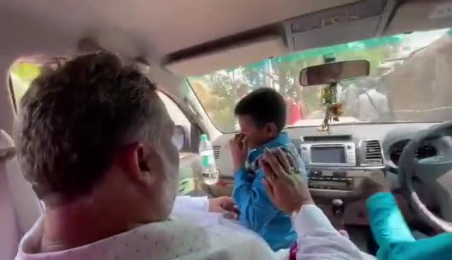 #नितीश_कुमार के सामने ही बिहार का पोल खोलने वाले बच्चे #sonukumar को पढाई के लिए #Japbihar की और से 50 हजार दिया गया!