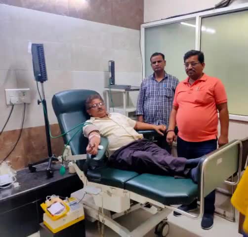 #DONATE_BLOOD_SAVE_LIFE
#REALHERO रक्तदान के क्षेत्र में हमारे स्तम्भ  ब्रजेश गुप्ता A + द्वारा आज अपना 21वां ब्लड डोनेशन ट्रॉमा सेंटर फिरो. में भर्ती जरूरतमन्द  मरीज के लिए हमारे निवेदन पर ट्रॉमा सेंटर ब्लड बैंक पहुँचकर रक्तदान किया।।