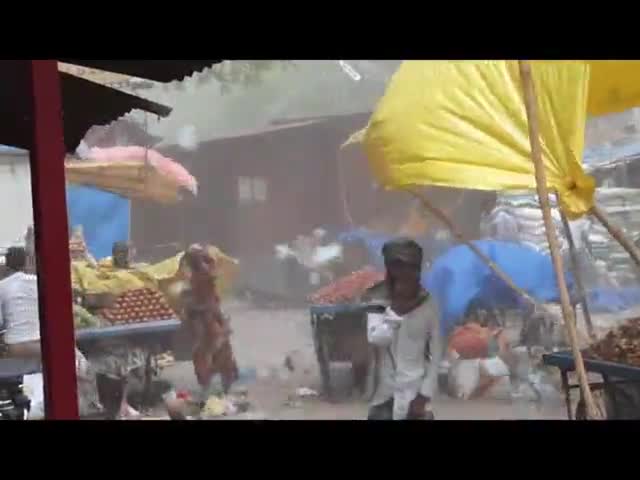 #थावे मे #गर्मी से मिली #राहत चली #धूल भरी #आंधी
#विडियो हुआ #वायरल