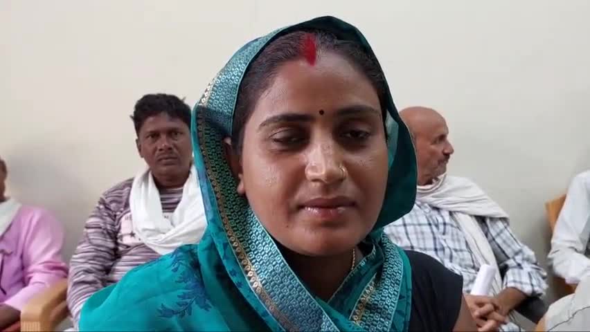 शेरघाटी: फटी जीन्स को लेकर उत्तराखंड के पूर्व सीएम के बयान पर लोगों ने कहा - महिलाओं को भारतीय वस्त्र साड़ी पहननी चाहिए #जीन्स