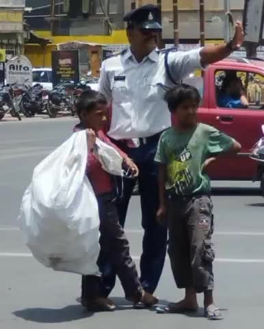 #सैल्यूट 
तपती सड़क पर बच्चे को पाँव पर पाँव रख खडा कर उसे रोड पार कराया और नई चप्पल दिला कर मानवता का परिचय दिया है।👏