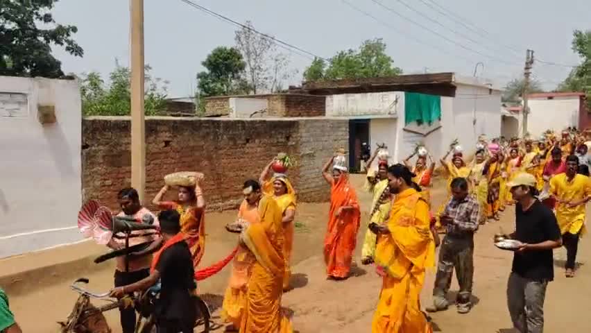 हमारे ग्राम हसदा में श्रीमद भागवत महापुराण प्रारंभ से पहले कलश यात्रा हुई।
#जय_श्री_कृष्ण #राधे_राधे
