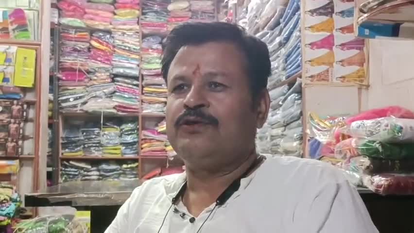 गुनौर: लड़कियों की फटी जींस को लेकर सलेहा कांग्रेस नेता धीरेंद्र मिश्रा ने दी प्रतिक्रिया #जीन्स