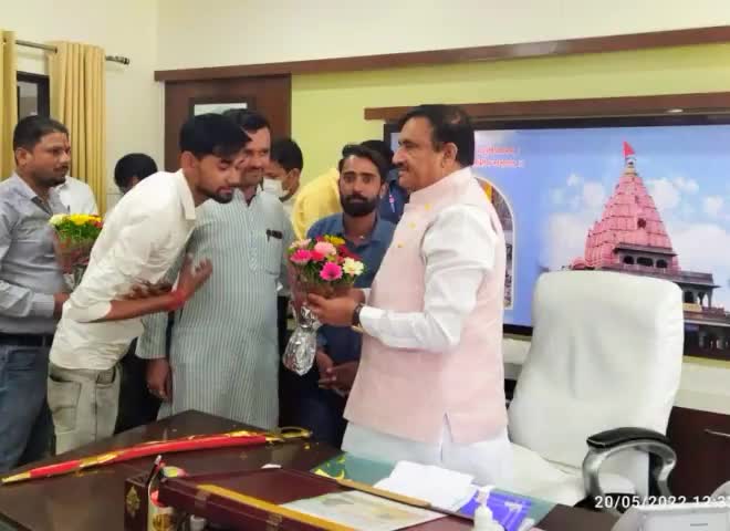 भौपाल पहुचकर दी जन्मदिन की बधाइयाँ
मान्यवर भैया श्री #भूपेन्द्र सिंह जी
 केबिनेट मंत्री को जन्मदिन की हार्दिक बधाई एवं शुभकामनाएं दी भौपाल पहुचकर