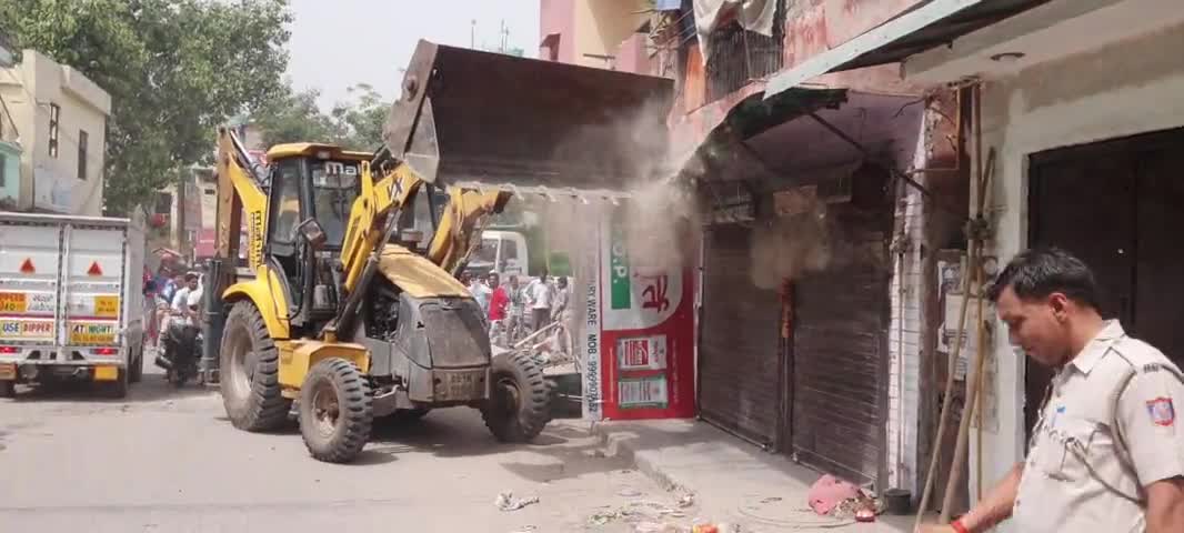 पूर्वी दिल्ली 
मयूर विहार फेस 3, पॉकेट C2 मेन रोड पर चला एमसीडी का बुलडोजर
#mcd #buldozer