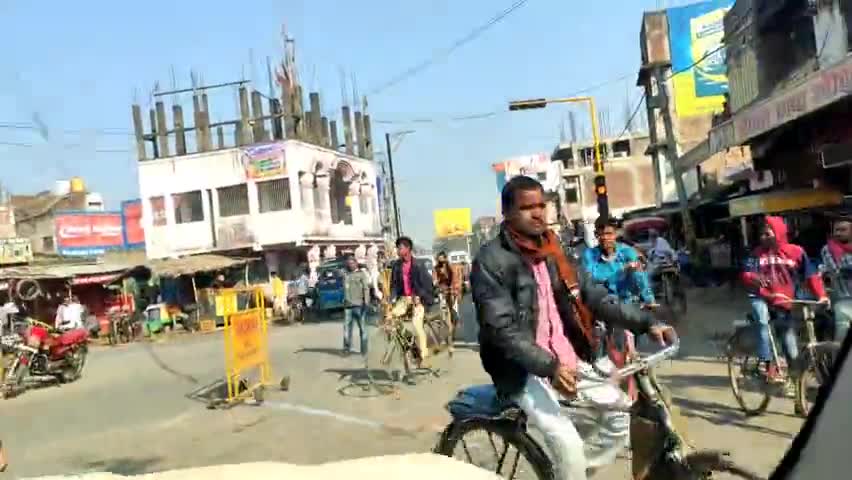 जमुई ट्रैफिक पुलिस नहीं बल्कि
आम जनता चलाती हैं ट्रैफिक लाइट
:– जमुई को ट्रैफिक के नाम पर मिला है #लॉलीपॉप
