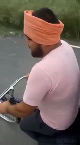 बिजली विभाग में यह दुर्दशा है सविधा कर्मियों की ऐसी गर्मी में भी आपका AC बंद ना हो इसलिए खुद गर्मी मैं घूमते हैं #uppcl