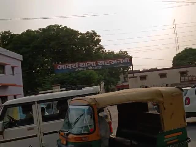 थाना चौराहा सहजनवा से- सहजनवा बाजार तक डिवाइडर का निर्माण शुरू हो गया है #npsahjanwa #sahjanwabazar #सहजनवाथानाचौराहा