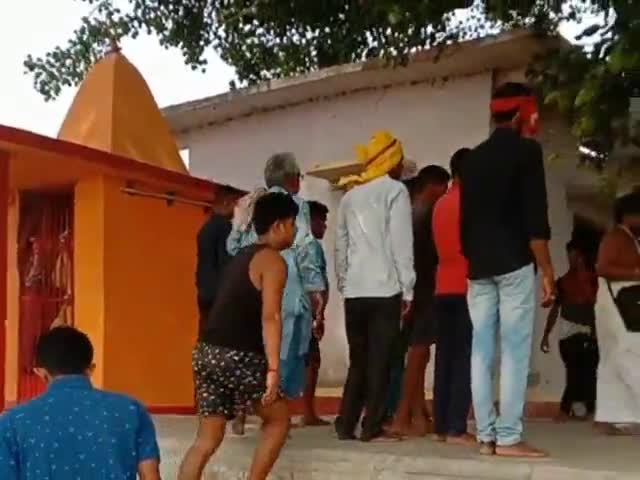 बड़हरा: बड़हरा क्षेत्र के नथमलपुर पंचायत में ज्ञानपुर सेमरिया गांव में मौनिया बाबा का आगमन हुआ#nationalnews#abpnews