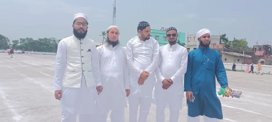 हिंदू मुस्लिम सिख ईसाई !यह गुलदस्ता न्यारा है!जाति धर्म का झगड़ा छोड़ो!जय हिंद का   हमारा नारा है  आपस की सब नफरत छोड़ो !मानवता का पाठ पढ़ो देश को आगे बढ़ाना है तो।सब हाथ मिलाकर साथ चलो पशु-पक्षी आदि सभी प्राणी झुंड बनाकर मिलकर रहते #नौशाद