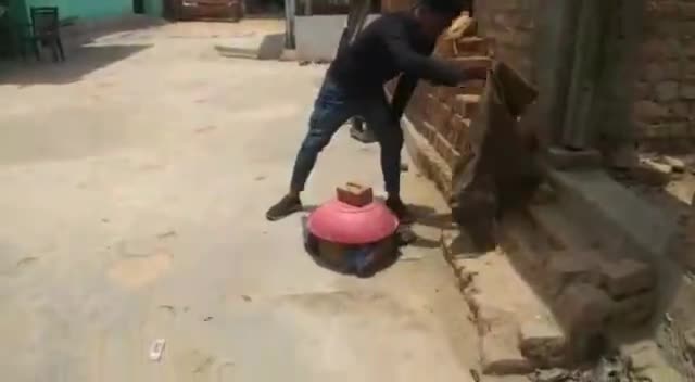 आरंग: जहरीले सांप का खतरनाक #VIDEO  जूता पहनने के लिए पांव डाल ही रहा था शख्स, अचानक फन फैलाकर निकल गया #कोबरा  देखिए फिर