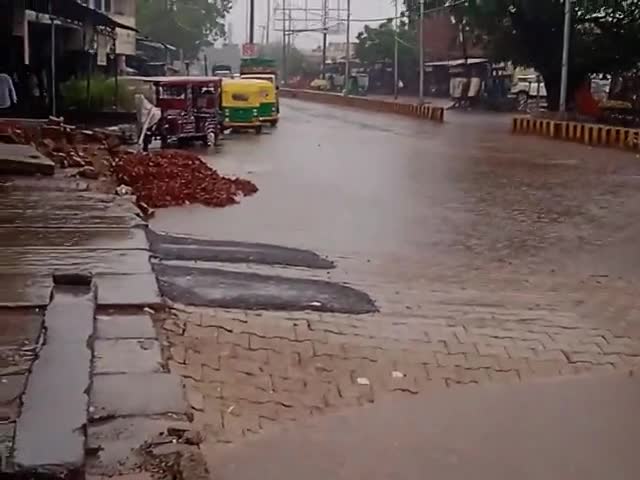 बदायूं: Ola badayun bus stand _''
naam akash maurya##ey hai vikash