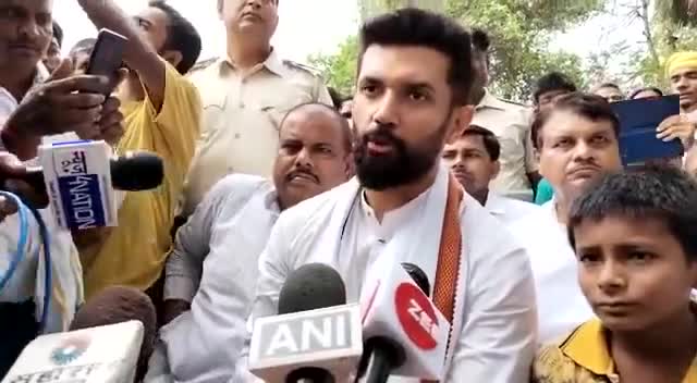पटना ग्रामीण: Chirag Paswan Sonu से मिलने पहुंचे Nalanda पूरे गांव में महौल बन गया देखिये Live
#patna_bihar_news #virall #chirag