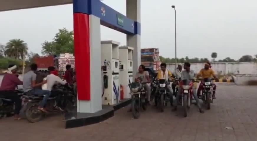 मऊरानीपुर: पेट्रोल-डीजल के दाम में की गई कमी को लेकर लोगों ने दी राय, बोले - सरकार के निर्णय से आमजन को काफी राहत है #पेट्रोल_डीज़ल