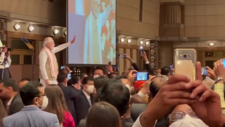 PM #narendramodi:   before addressing community in Tokyo  

#PMMODIINJAPAN