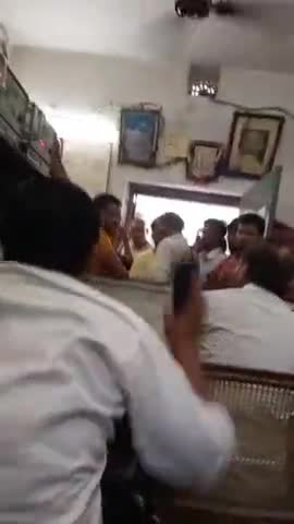 आरा: स्टेसन मास्टर और पब्लिक के बीच जम कर नोक जोख, ग़ुस्साए भीड ने मैनेजर को पिटा #ara_news #sandesh#arajila#news24official