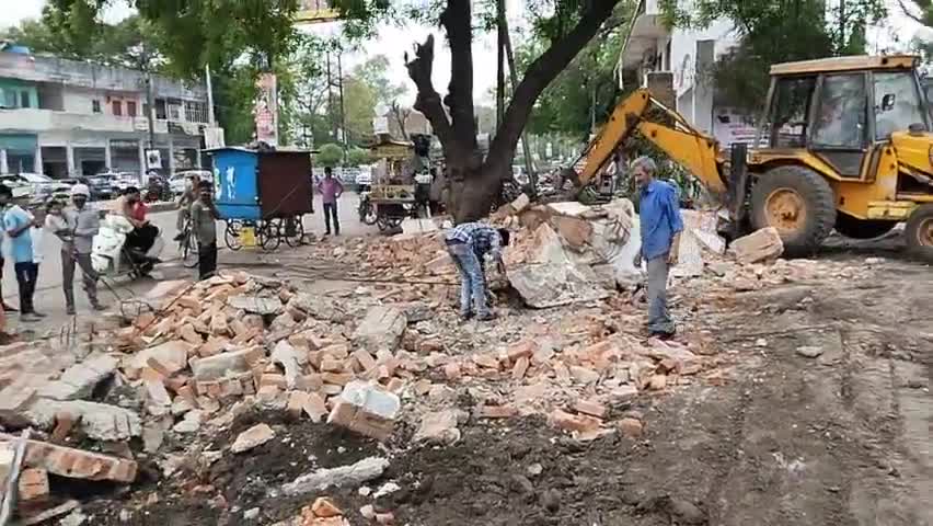 छतरपुर में सरकारी हॉस्पिटल में काम चालू , मलवा किया गया साफ #hospital #mp #chhatarpurnews