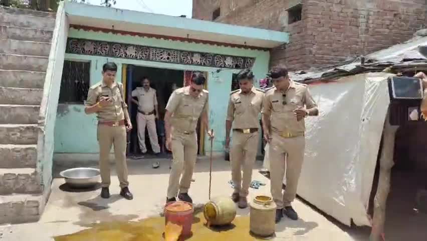 कच्ची शराब के खिलाफ #पुलिस का #हल्लाबोल