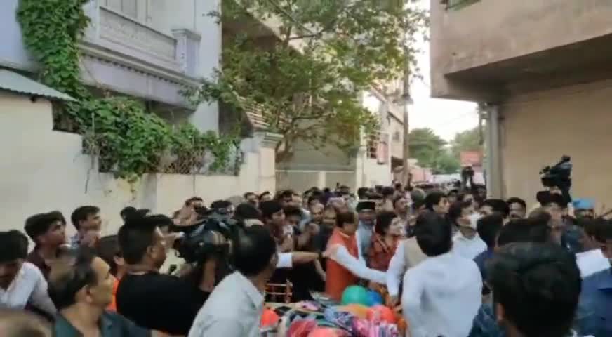 MP की 50 आंगनवाड़ियां गोद लेंगे Akshay Kumar, देंगे 1 करोड़ रुपये

#huzur #madhyapradesh #AkshayKumar #mpnews #viral