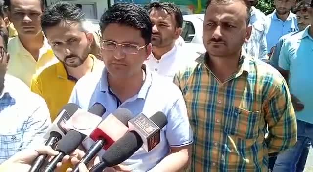 पुलिस भर्ती पेपर लीक मामले को लेकर युवा कांग्रेस के साथियों के साथ आज जिला सिरमौर के मुख्यालय #नाहन में डीजीपी का पुतला दोहन कर विरोध दर्ज किया।