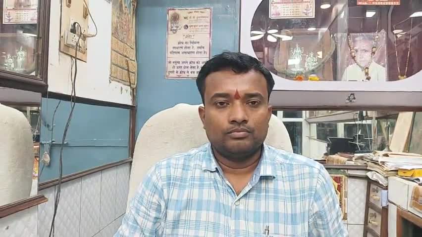 डलमऊ: पेट्रोल-डीज़ल के दामों में की गई कटौती जनता के साथ छलावा : सपा लोहिया वाहिनी के ब्लॉक अध्यक्ष आशीष सोनी #पेट्रोल_डीज़ल