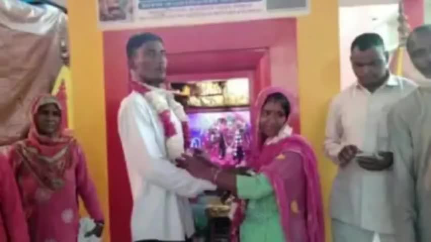 मोदीनगर कार्यालय में प्रेमी जोड़े की कराई शादी 
#news_ #indianlaws #popular #viralvideo #aajtak #ndtv #viralsach #news