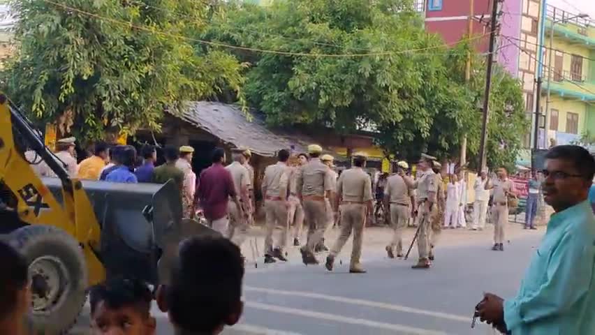 सहावर: अमांपुर में गरजा बाबा जी का बुलडोजर, भारी पुलिस बल रहा मौजूद। #समाचार24
#buldozer #amanpur #police