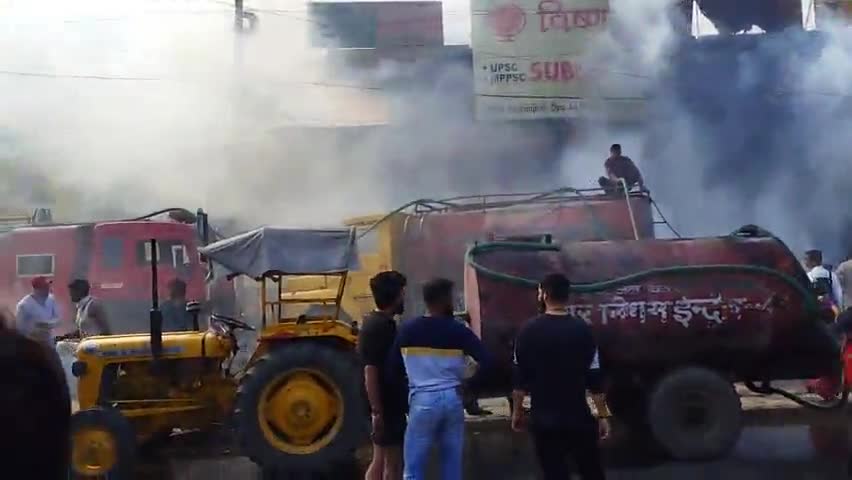 विष्णुपुरी Ibus Stop के सामने लगी आग, चार घंटे तक जलती रही B3 बुक शॉप, #indorenew 452001 #indoreshehar