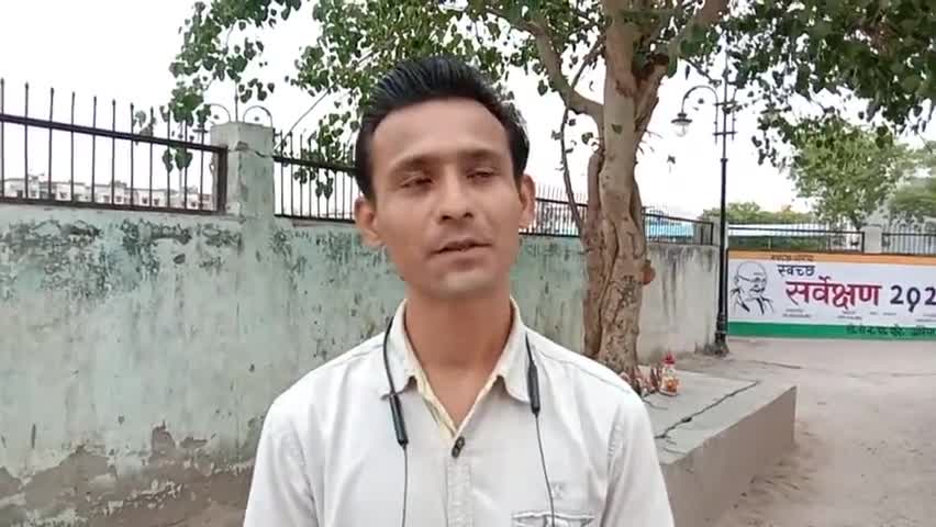 औरैया: धार्मिक कथावाचक के वायरल वीडियो पर पत्रकार हैप्पी ने कहा - एक संत होने के नाते उनका यह कृत्य बेहद निंदनीय है #छुआछूत
