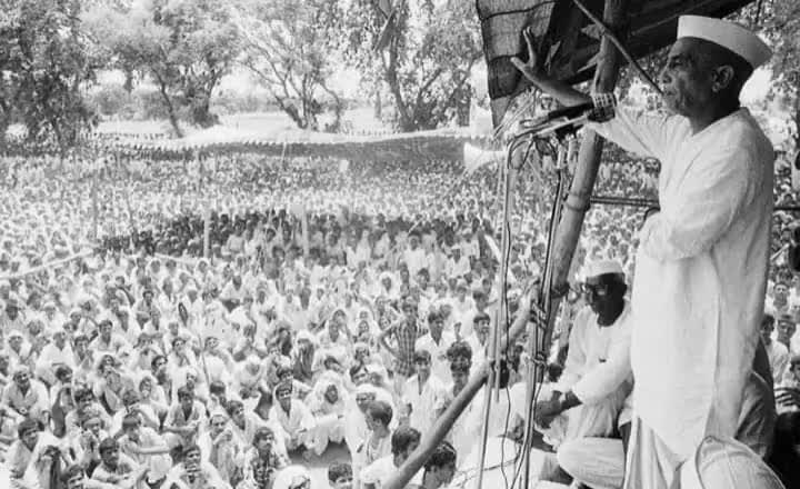 "देश की खुशहाली का रास्ता गाँवों के खेतों व खलिहानों से होकर गुजरता है" देश के किसानों का आजीवन आवाज बुलंद करने वाले बेबाक प्रखर नेता पूर्व प्रधानमंत्री चौधरी चरण सिंह जी की पुण्यतिथि पर उन्हें विनम्र श्रद्धांजलि।
#ChaudharyCharanSingh
💐🙏