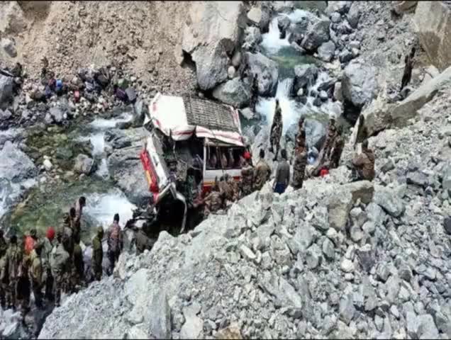 लद्दाख में बड़ा सड़क हादसा, 26 #जवानों को ले जा रहा सेना का वाहन श्योक नदी में गिरा 7 की मौत#लद्दाख में🇮🇳😭#saurav🙏