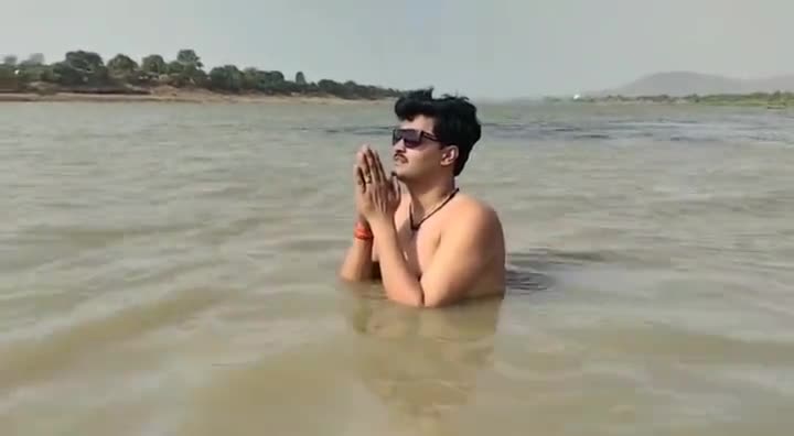 है माँ तेरे जल की निर्मल धारा में माँ #गंगा भी पाप धोने आती हैं मेरी क्या औकात है माँ #नर्मदा तेरी गोद मै आकर मेरी जिंदगी भी धन्य - धन्य हो जाती हैं 💧💦💧
हर हर नर्मदे