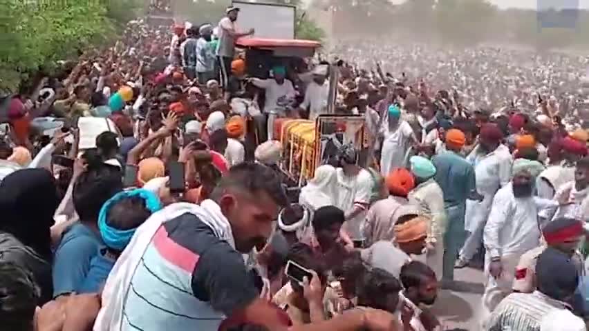 रोते बिलखते माता पिता ने किया सिद्धू मूसेवाला का अंतिम संस्कार
#SidhuMoosewala #SidhuMoosewalaFuneral #Punjab