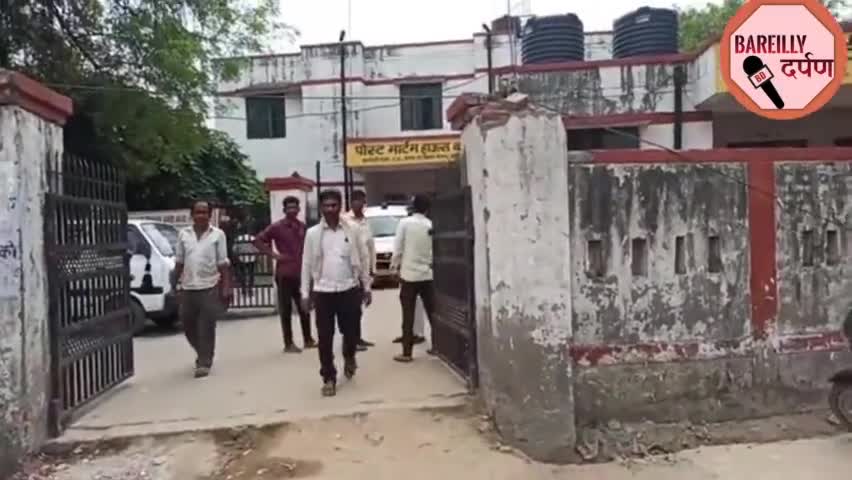 #bareillycity  बरेली झुमका चौराहे के पास एंबुलेंस हादसे का शिकार एक ही परिवार के 7 लोगों की मौत।