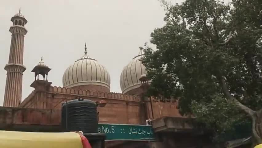 दिल्ली शाही जामा मस्जिद का गुंबज आंधी के वजह से टेढ़ा हो गया है। 
#babulinayat #JamaMasjid