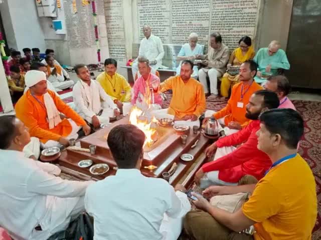 मोहन जी आर्य व अन्य साथियों के साथ #दिल्ली विचार क्रांति #शिविर के समापन पर विशेष जनों के साथ #यज्ञ करते हुए #संतराम
