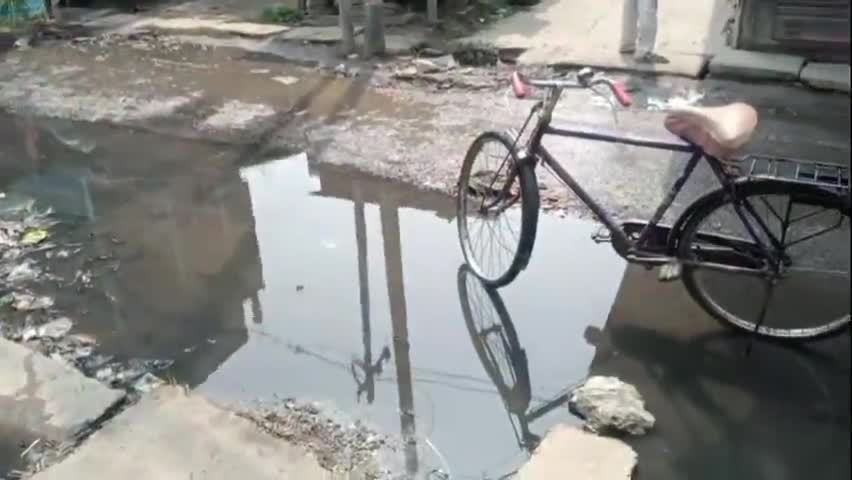बीरपुर बाजार में नाले कि पानी रिसाव होने से राहगीर को परेशानी का सामना करना पड़ा रहा है।#birpur #newsnt24 #news18 #bjp