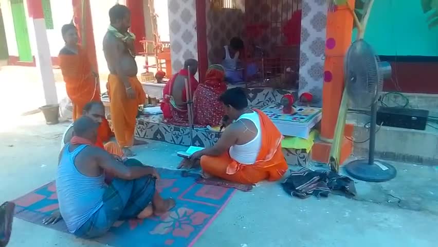बौंसी: # बैदाचक मंदिर मे मंत्र  उच्चारण के साथ  की जा रही है पूजा......!
@#आदित्य अनुज