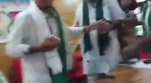 कर्नाटक की राजधानी बेंगलुरु में किसान नेता राकेश टिकैत के ऊपर स्याही फेंकी गई है
#newsupdate #news #fast#aajtak #news
