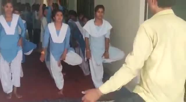 चरखारी: आई. टी. आई. चरखारी मे तीन दिवसीय योग शिविर के अंतर्गत आज दूसरे दिन योग व्यायाम किए गए प्रशिक्षार्थियों को योग के लाभ बनाए #योग_करो #निरोग_रहो
