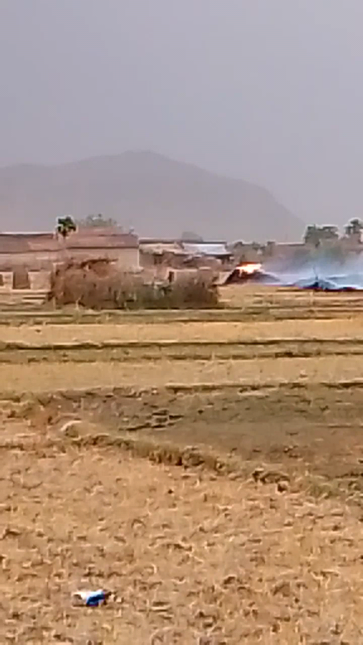 चैनपुर: #thana chainpur post bhadhauna gram dih bhujaina me ak khet me puara me aag lagee