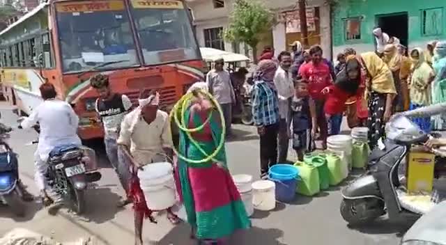 जनपद बांदा की ये उस सदर विधानसभा की प्यासी जनता की व्याकुल तस्वीर है जिसके विधायक विधानसभा में बता रहे थे. #zen1news
