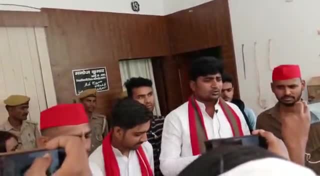 आज महोबा जिलाधिकारी कार्यालय पर खराब स्वास्थ्य सेवाओं एवं व्याप्त भ्रष्टाचार और स्टॉप की कमी पूरी करने एवं अन्य स्वास्थ्य संबंधी समस्याओं के लेकर #हल्लाबोल समाजवादी नौजवान साथियों के साथ।  

#भ्रष्ट_योगी_सरकार