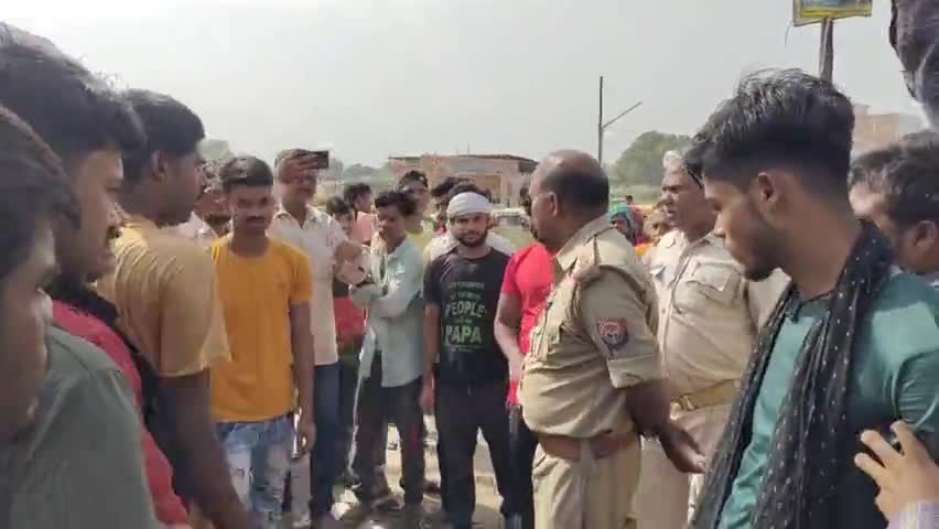 चालान से परेशान टेम्पू चालको ने की हड़ताल 
#हड़ताल #धरना #पुलिस#कानपुर_विवाद