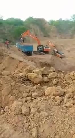 महोबा: महोबा जिले के पनवाड़ी क्षेत्र मे चल रही नगाराघाट बालू खदान का दृश्य...मशीनों से खनन
#खनन