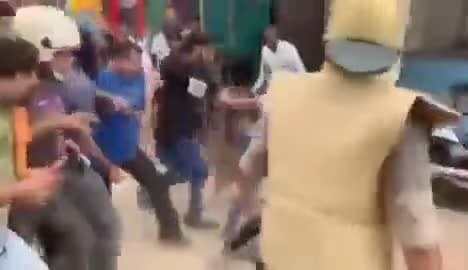 कानपुर: यूपी पुलिस के सामने मुस्लिम युवक की लिचिंग का प्रयास करती भीड़. #sachinjatav